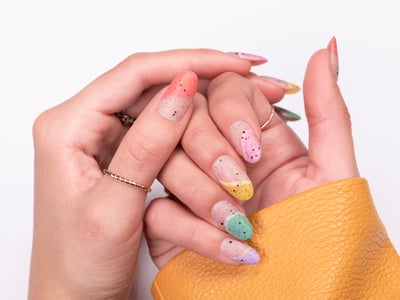 Nail art pastello con effetto dotty